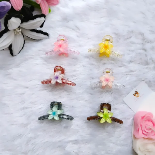 Glossy floral claw